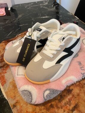 De Florance Beige & White Sneakers with Black Accent